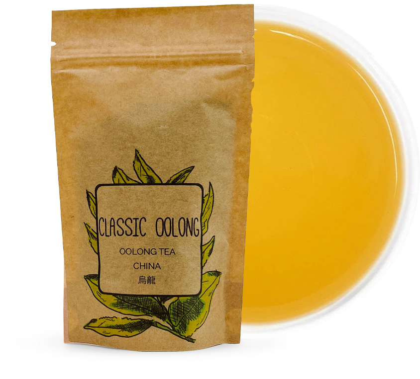 **Ti Kuan Yin** (Tie Guan Yin) to jedna z najbardziej znanych i cenionych herbat oolong, pochodząca z chińskiej prowincji Fujian. Jest uważana za jedną z tzw. „dziesięciu wielkich chińskich herbat”. Nazwa herbaty oznacza dosłownie „Żelazna Bogini Miłosierdzia”, co odnosi się zarówno do legendy o powstaniu tej herbaty, jak i do jej wyjątkowych cech smakowych. **Ti Kuan Yin** jest wyjątkowa ze względu na swoje charakterystyczne, delikatne liście oraz unikalny proces produkcji, który sprawia, że herbata ta łączy w sobie cechy zarówno herbat zielonych, jak i czarnych.
### Proces produkcji
Ti Kuan Yin jest herbatą półfermentowaną, co oznacza, że proces utleniania liści jest zatrzymywany w odpowiednim momencie, zanim liście zostaną w pełni sfermentowane, jak ma to miejsce w przypadku herbat czarnych. Produkcja tej herbaty obejmuje kilka kluczowych etapów:
1. **Zbiór liści** – Liście zbiera się ręcznie, zwykle wiosną i jesienią, kiedy mają one najwięcej aromatu i smaku.
2. **Utlenianie** – Liście są rozkładane, aby rozpocząć proces utleniania, ale ten etap trwa krócej niż w przypadku pełnych herbat czarnych. Proces jest precyzyjnie kontrolowany, aby uzyskać odpowiednią równowagę między świeżością zielonej herbaty a głębią smaku czarnej.
3. **Zwijanie** – Po utlenieniu liście są skręcane w małe kulki, co jest charakterystyczne dla Ti Kuan Yin. Proces ten nie tylko nadaje liściom estetyczny wygląd, ale także pozwala na lepsze uwalnianie aromatu podczas parzenia.
4. **Suszenie** – Ostatnim etapem jest suszenie liści, które usuwa nadmiar wilgoci, jednocześnie utrwalając ich kształt i smak.
### Smak i aromat
**Ti Kuan Yin** oferuje bogactwo smaków i aromatów, które zmieniają się wraz z każdym kolejnym parzeniem. Pierwsze parzenie zazwyczaj ujawnia delikatne, kwiatowe nuty, które przypominają orchideę lub jaśmin. W miarę kolejnych parzeń smak staje się głębszy, z wyczuwalnymi nutami owocowymi, miodowymi, a także orzechowymi.
Aromat tej herbaty jest niezwykle przyjemny – wyraźnie kwiatowy, lekko słodki, z delikatnymi nutami karmelu i świeżo skoszonej trawy. **Ti Kuan Yin** ma też wyjątkową cechę, którą cenią koneserzy herbat – jej smak rozwija się i zmienia z każdym parzeniem, oferując bogactwo doznań smakowych
### Sposób parzenia
Aby w pełni wydobyć bogactwo smaków i aromatów z Ti Kuan Yin, warto zastosować kilka podstawowych zasad parzenia:
- **Temperatura wody**: Najlepsza temperatura do parzenia Ti Kuan Yin to około **90-95°C**. Zbyt gorąca woda może spowodować gorzki smak, a zbyt chłodna nie wydobędzie pełni aromatu.
- **Czas parzenia**: Pierwsze parzenie powinno trwać od **1 do 2 minut**. Każde kolejne parzenie można nieco wydłużyć, ponieważ liście będą uwalniać swoje smaki stopniowo.
- **Ilość herbaty**: Na 200 ml wody warto użyć **1-1,5 łyżeczki** suszu. Dzięki temu herbata nie będzie zbyt mocna ani zbyt słaba.
- **Wielokrotne parzenia**: Jedną z największych zalet Ti Kuan Yin jest możliwość wielokrotnego parzenia tych samych liści. Każde kolejne parzenie oferuje nieco inne smaki, co sprawia, że herbata ta staje się coraz bardziej interesująca w miarę picia.